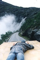 Trollstigen - Hroch se řítí do vodopádu