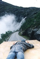 Trollstigen - Hroch se řítí do vodopádu Trollstigen - Hroch se řítí do vodopádu