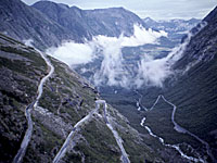 Trollstigen - údolí řeky Raumy Trollstigen - údolí řeky Raumy